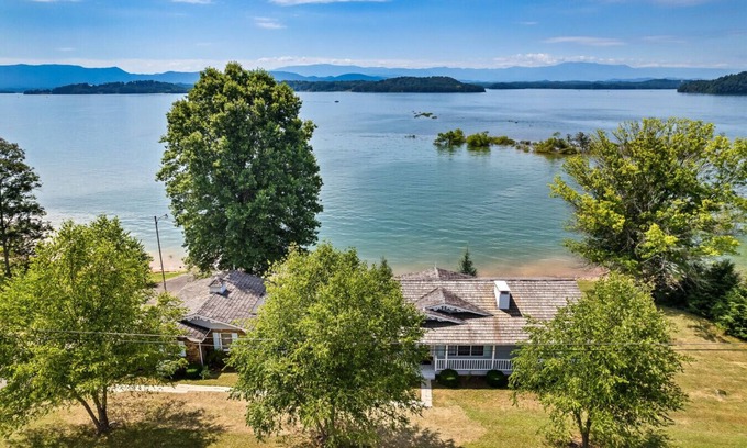 Dandridge House | Lakefront Oasis- Steps to Water- Private Boat Ramp