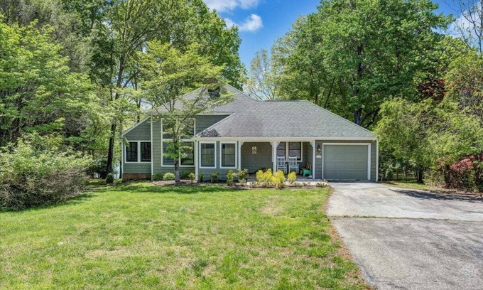 Smith Mountain Lake House | Lakefront, Private Dock,& Hot Tub
