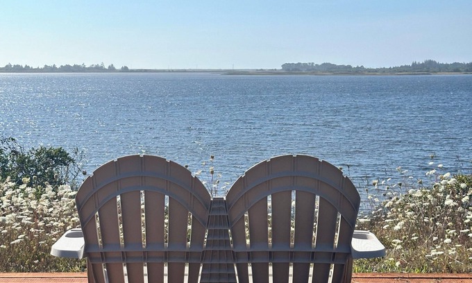 Crescent City House | Lakefront Ranch with Hot Tub and WiFi in Crescent City