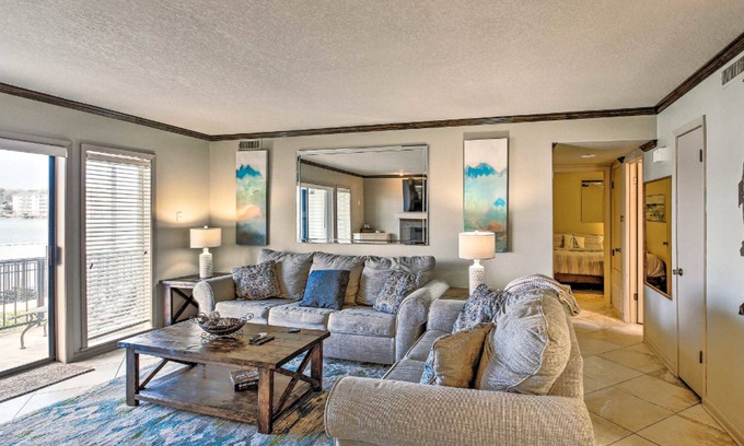 Lake Hamilton Condo | Lakefront resort condo with pool, pickleball, balcony, & AC