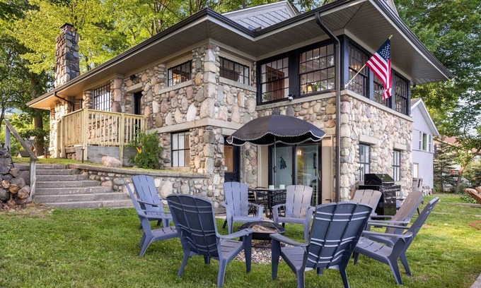 Lupton House | Lakefront Storybook cottage Hot Tub Fireplace 4 bd 2 bath.