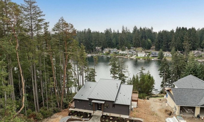 Anderson Island House | Lakefront w/dock 4-bedtoom modern house on delightful Anderson Island