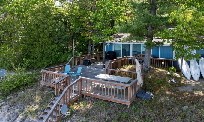 Williamsburg House | Lakeshore Lux - La Casa Feliz | Beach | Fireplace | AC