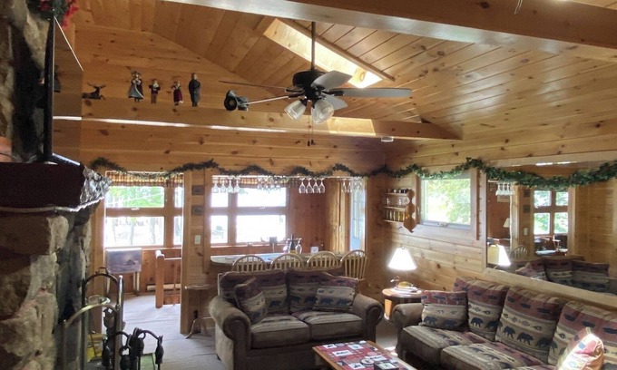 Naples House | Lakeside 2-bedroom home sleeps 6 in Naples. w/AC. WiFi. Steps to the beach.