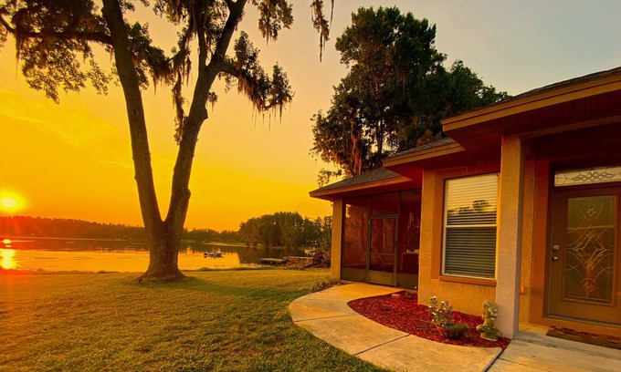 Lutz House | Lakeside Breeze Waterfront Home FREE KAYAKS!