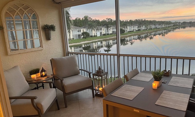 Kings Lake House | *LAKESIDE CARRIAGE HOUSE - CROWN POINTE * NAPLES 3 BEDS/2 BATHS - LAKE VIEW