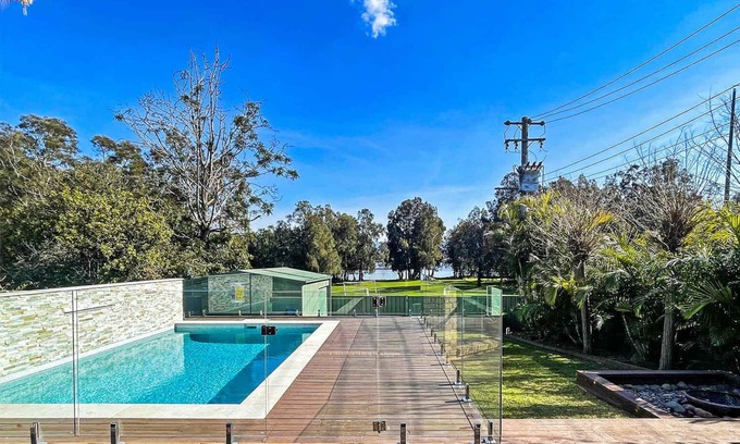Oak Flats House | Lakeside Haven Summar