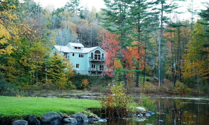Ludlow House | LAKESIDE LIVINGnFire Pit, Canoes, Kayaks on site. Close to many historical sites