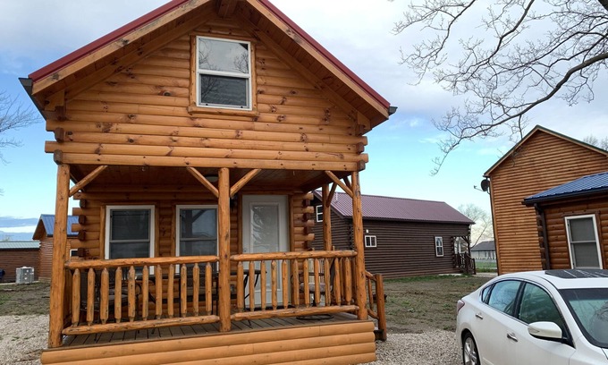 Ashtabula Cabin | Lakeside Lodge In Between Geneva-on-the-Lake and the Historic Ashtabula Harbor