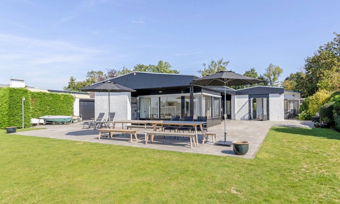 Kamperland House | Lakeside Stay in Kamperland