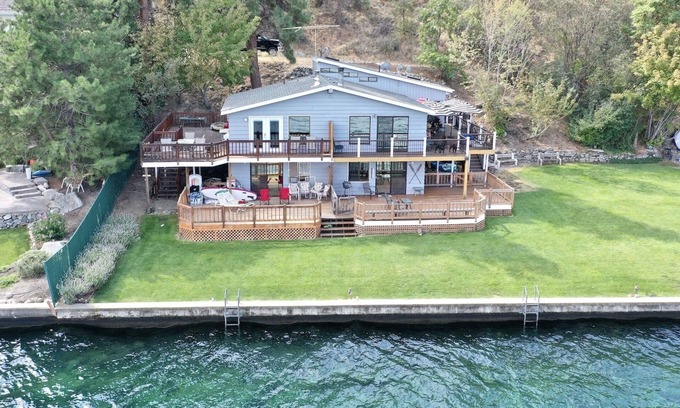 Chelan Condo | Lakeside Waterfront Condo: On Lake Chelan, WIFI, Easy Lake Access