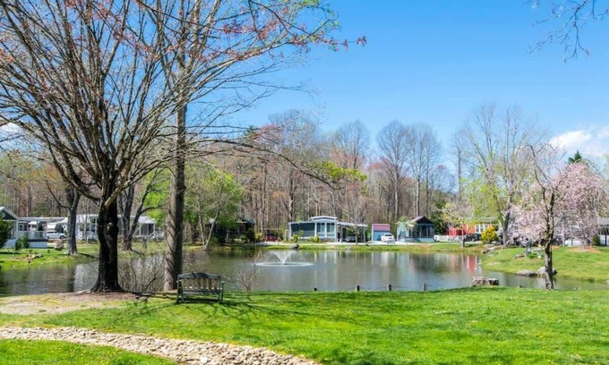Upward House | Lakeview 2BR Tiny Home near Trails, Pool + Bocce