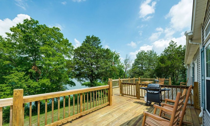 Allons Cabin | Lakeview Cabin at Marina on Dale Hollow Lake near Standing Stone State Park
