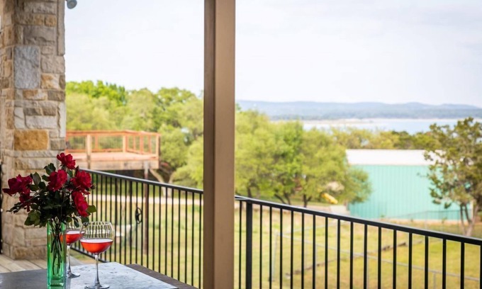 Canyon Lake House | Lakeview Livin' Large House-large house, large garages, large views!