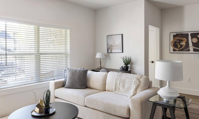 Venus Apartment | Landing | Amazing 2BD, Pool, Clubhouse