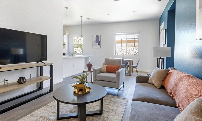 Oro Valley Apartment | Landing | Amazing 2BD, Pool