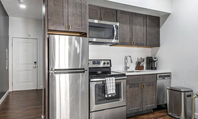 Mount Vernon Apartment | Landing at 824 N Calvert St - 1 Bedroom in Mount Vernon