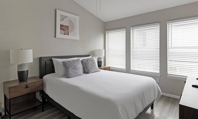 Fort Worth Apartment | Landing at Axis Waterfront - 2 Bedrooms in Sout.