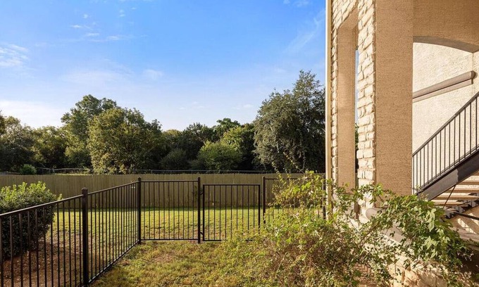 Austin Apartment | Landing at Farmhouse Apartments - 1 Bedroom in Keesee