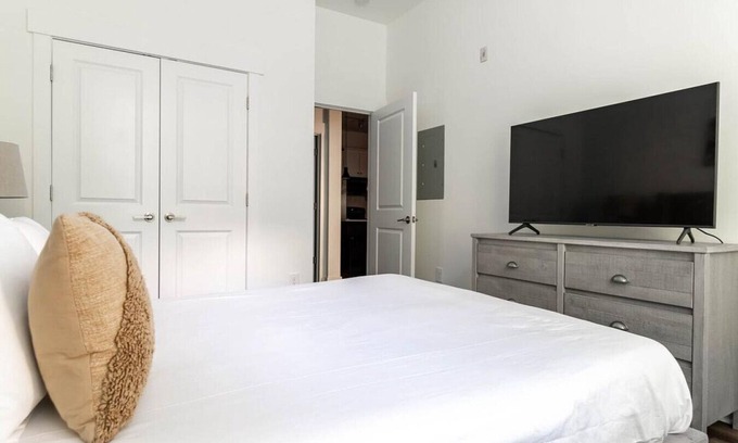 Cary Apartment | Landing at Lofts at Weston Lakeside - 2 Bedrooms in Cary