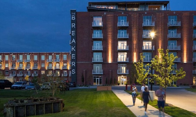 Southeast Omaha Apartment | Landing at The Breakers - 1 Bedroom in Downtown