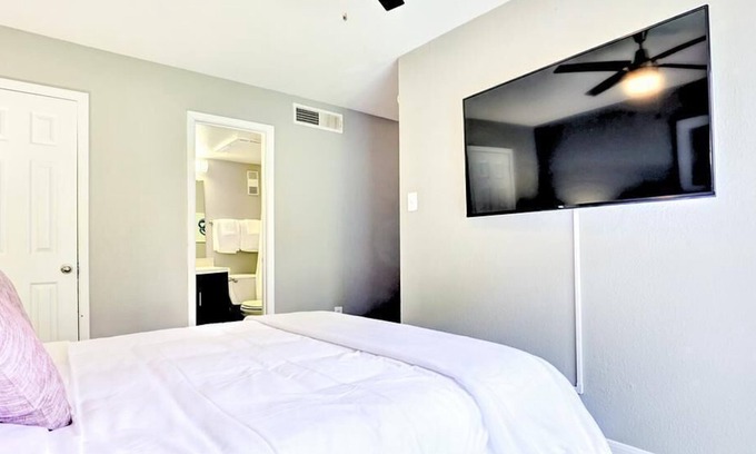 Briarforest Apartment | Landing at The Edison Apartments - 1 Bedroom in Briar Forest