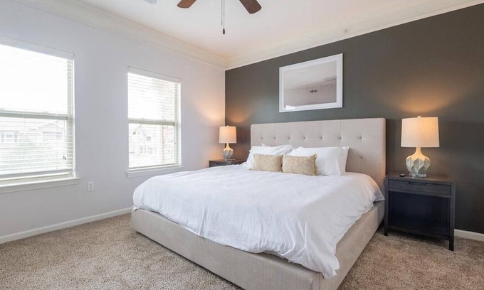 Overland Park Apartment | Landing at The Sovereign at Overland Park Apartments - 1 Bedroom in St. Andrews Highlands
