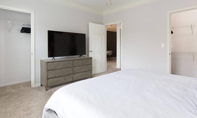 Overland Park Apartment | Landing at The Sovereign at Overland Park Apartments - 1 Bedroom in St. Andrews Highlands