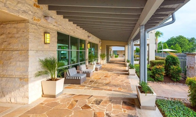 Buda Apartment | Landing | Beautiful 1BD, Clubhouse, Pool