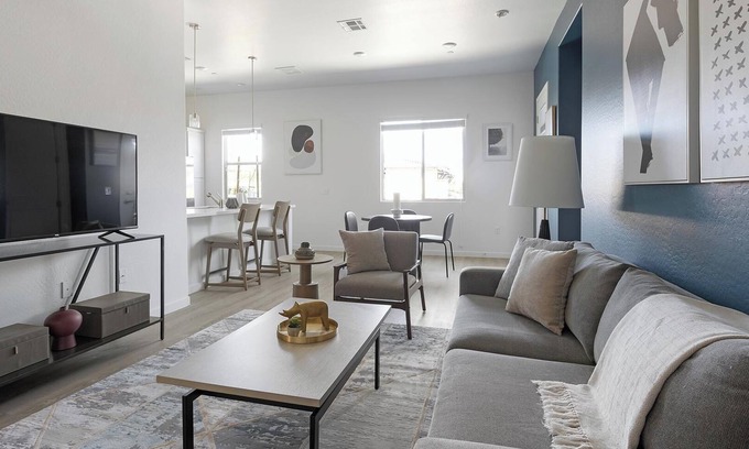 Oro Valley Apartment | Landing | Beautiful 2BD, Pool