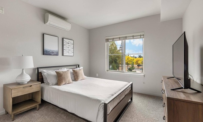 Hayden Island Apartment | Landing | Beautiful 2BD, Clubhouse, Gym