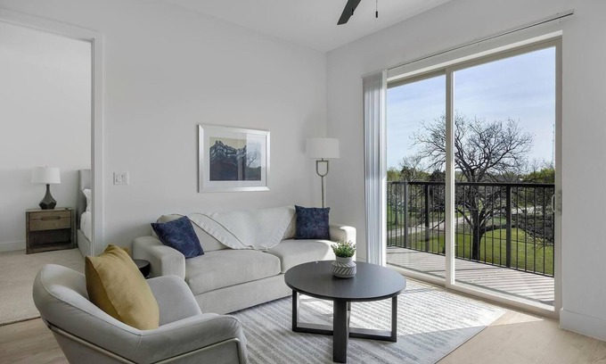 Denton Apartment | Landing | Chic 2BD in Denton
