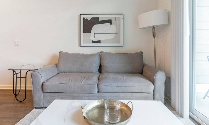 Davenport Apartment | Landing | Chic 3BD, Clubhouse, Gym