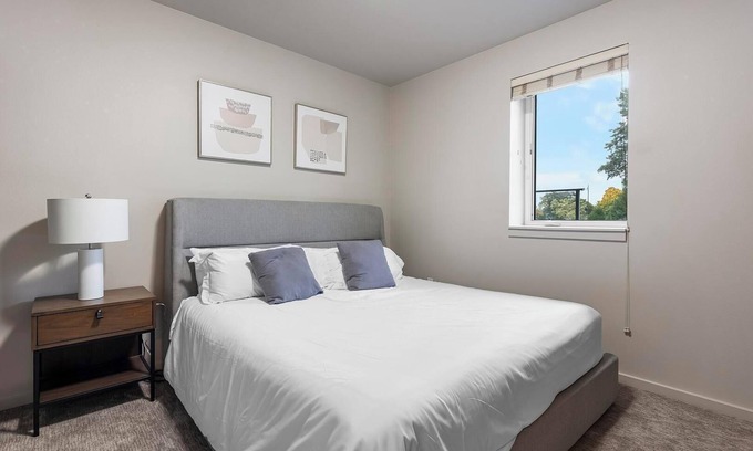 Hayden Island Apartment | Landing | Modern 1BD, Gym, Pool