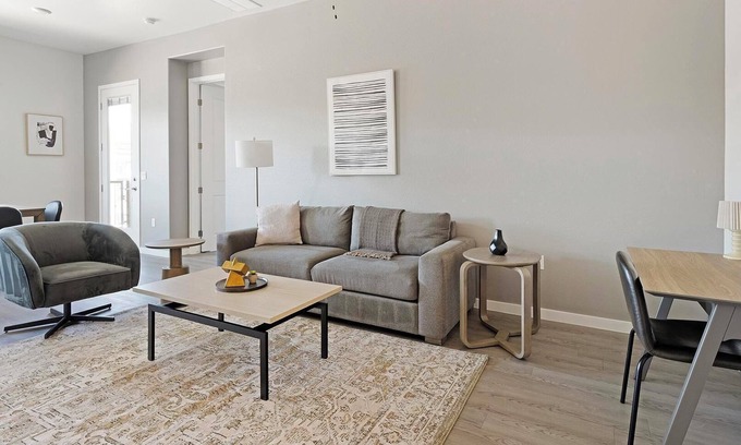 Oro Valley Apartment | Landing | Modern 2BD, Pool
