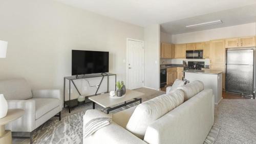North Las Vegas Apartment | Landing Modern Apartment with Amazing Amenities (ID1256X519)