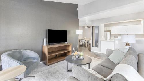 Sunrise Manor Apartment | Landing Modern Apartment with Amazing Amenities (ID1009X961)