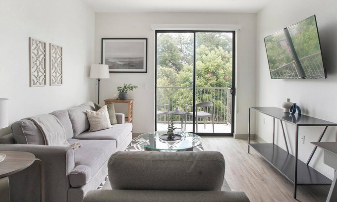 Brentwood Apartment | Landing | Spectacular 1BD, Pool, Rooftop Lounge