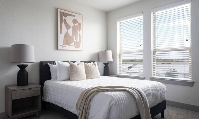 Manor Apartment | Landing | Stunning 1BD, Gym, Courtyard