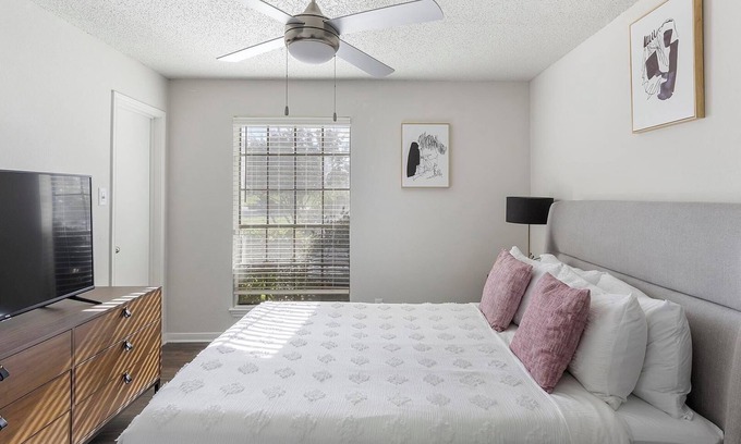 Denton Apartment | Landing | Stunning 2BD, Courtyard, Gym