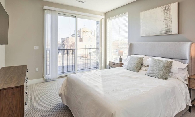 Eureka Apartment | Landing | Stylish 2BD, Clubhouse, Pool