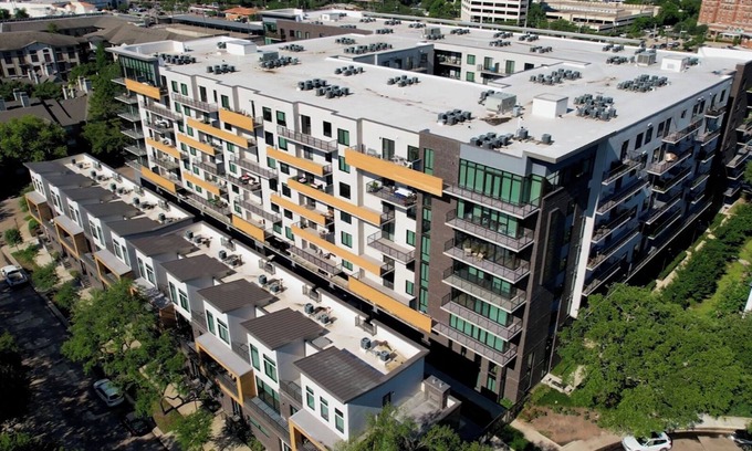 Houston Apartment | Landing | Stylish 2BD, Tennis Court, Gym