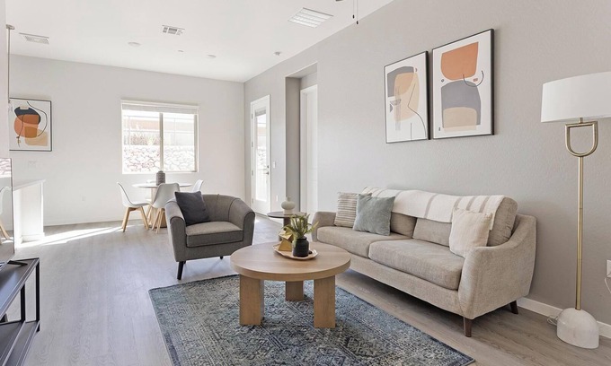 Oro Valley Apartment | Landing | Stylish 2BD, Pool