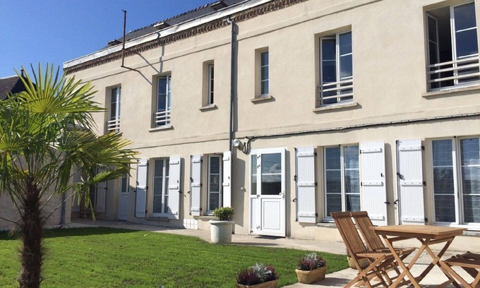 Laon Apartment | Laon studio "Les Lilas" on one level with garden and private spa