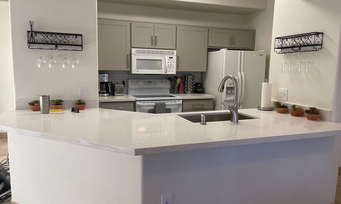 Tempe Condo | Large 1-Bedroom Condo in Gated Comm/Pools