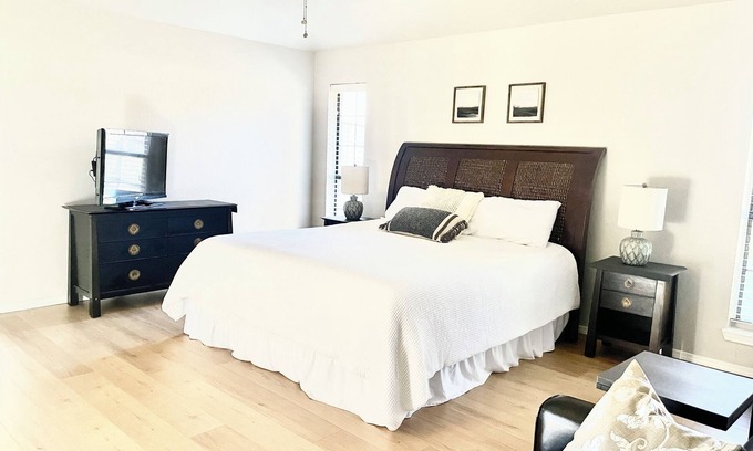 Paris House | Large 3 bed/2 bath luxury home in central location!