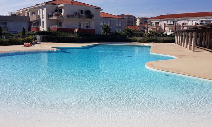 Antibes Apartment | Large 3P apartment in estate on top floor with waterfront sea view