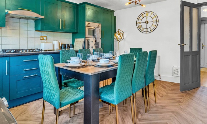 Birmingham House | Large 4 Bedroom House - Sleeps 10 - City Centre - Families, Groups & Contractors