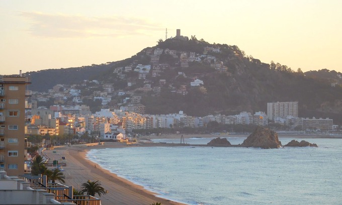 Blanes Apartment | Large apartment on the beachfront, quiet, beautiful views of the sea, with garage