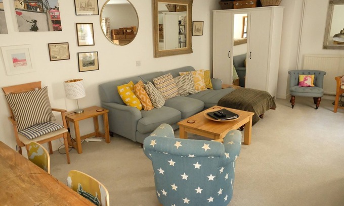 Upper Town Condo | Large Apt. in the Heart of Historic Bath (MB)
